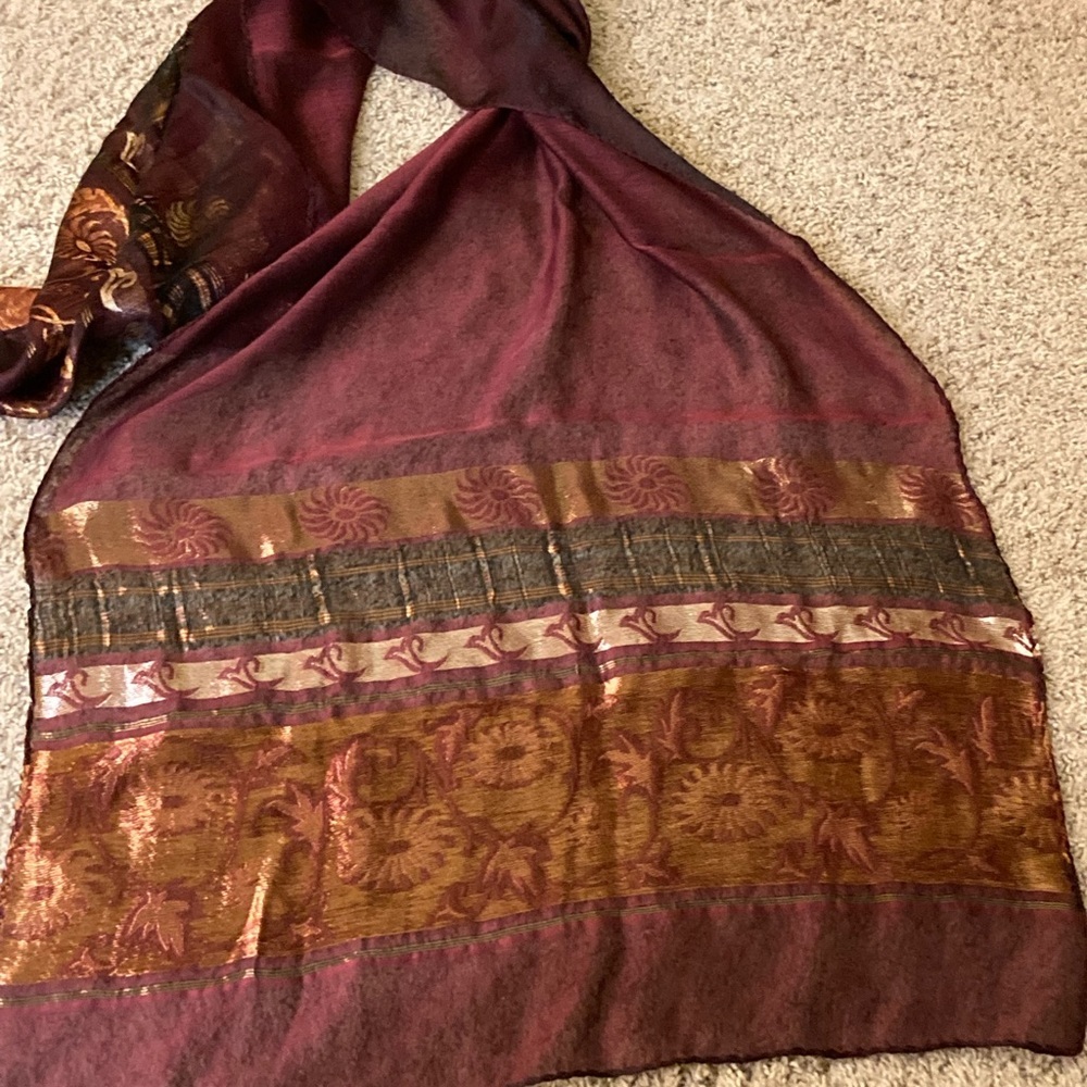 Red shawl with designs - Picture 2 of 2